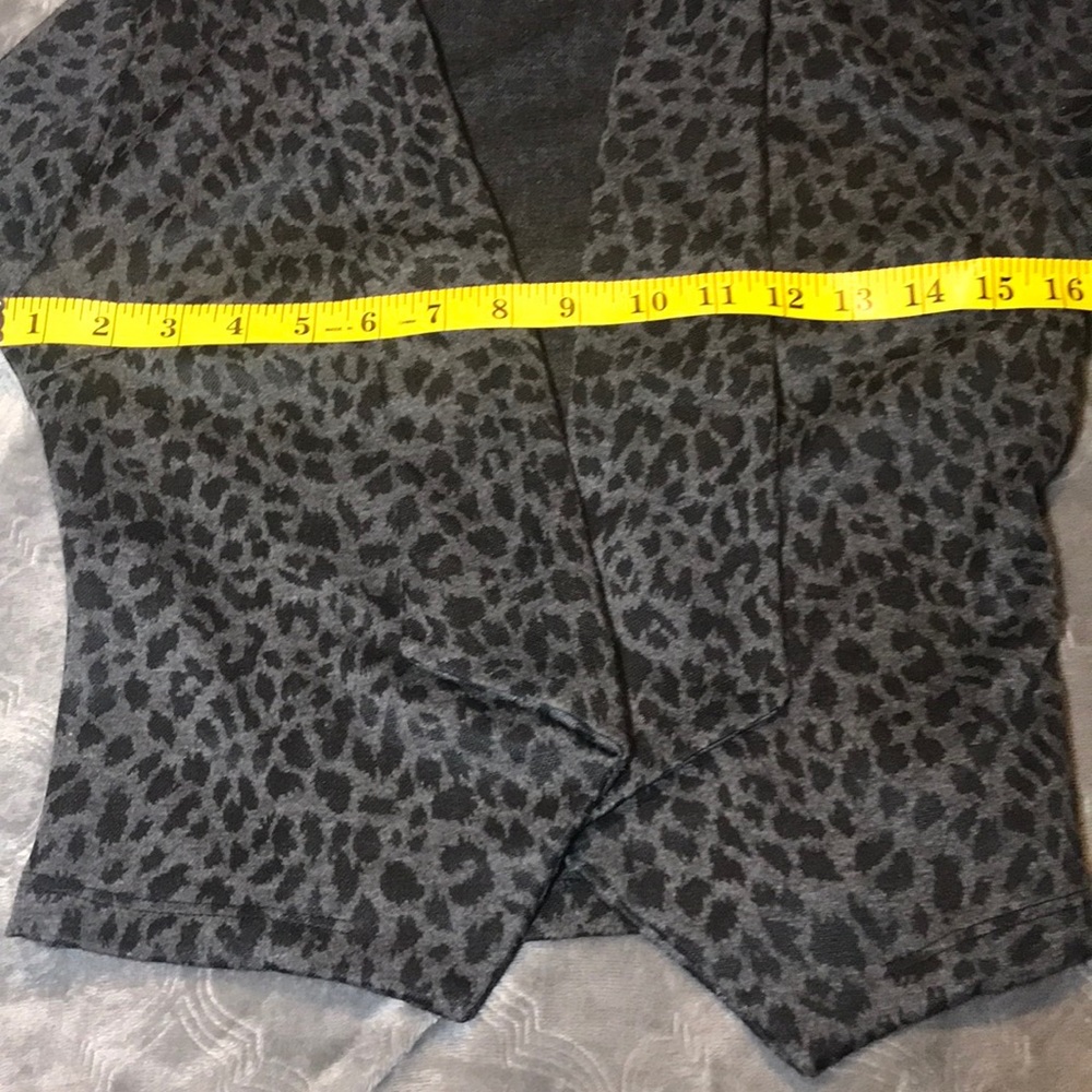 📫Sold 📫 Grey Leopard Crop Blazer 💋 - Picture 8 of 8